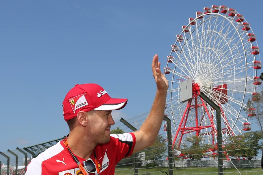 Anche Vettel saluta il pubblico prima della gara. Afp